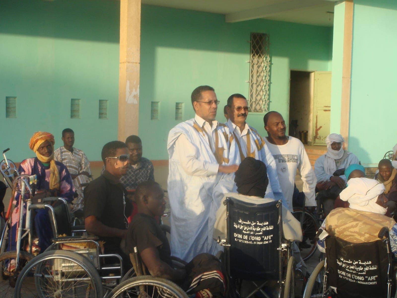 Distribution de fauteuils roulants pour personnes handicapées